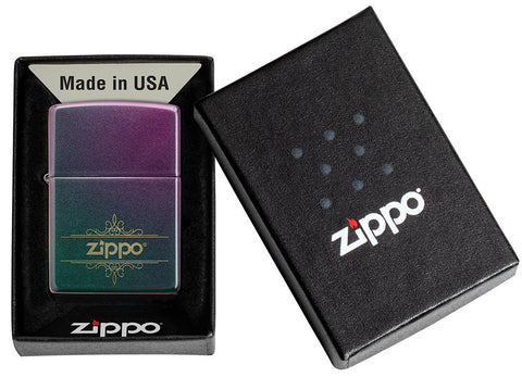 Briquet Zippo vue de face Iridescent Matte ouvert et allumé en vert bleu violet avec logo Zippo orné dans un emballage cadeau ouvert