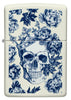Briquet Zippo Vue de face s'illumine dans l'obscurité Tête de mort avec couronne entourée de fleurs bleues