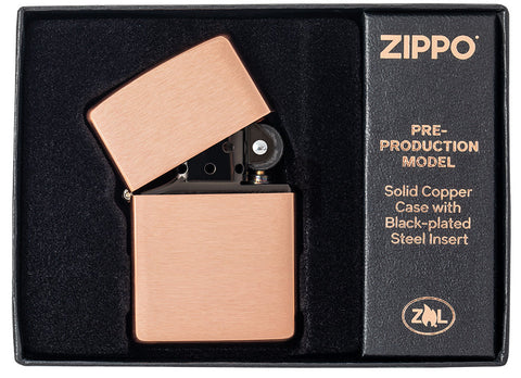 Briquet Zippo modèle de base en cuivre massif brossé et insert noir en boîte ouverte