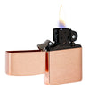 Briquet Zippo vue de face modèle de base en cuivre massif brossé et insert noir ouvert avec flamme