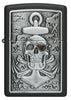 Briquet Zippo  vue de face emblème et fait de métal, avec une illustration en couleur qui montre le motif classique du crâne et des os croisés