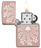 Briquet Zippo or rose brillant avec de nombreux as disposés en cercle sur fond chrome ouvert avec flamme