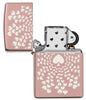 Briquet Zippo or rose brillant avec de nombreux as disposés en cercle sur fond chrome ouvert sans flamme