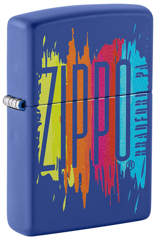 Briquet Zippo ¾ angle vue de côté BLEU MATTE et fait de métal, avec une illustration en couleur qui montre le logo de Zippo teinté avec des couleurs de peinture.