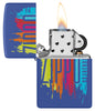 Briquet Zippo vue de face BLEU MATTE ouvert et allumé et fait de métal, avec une illustration en couleur qui montre le logo de Zippo teinté avec des couleurs de peinture.