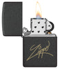 Briquet Zippo vue de face  ouvert et allumé et fait de métal, avec une illustration en couleur qui montre la signature de votre marque préférée "Zippo" est gravée au laser dans une luxueuse nuance laiton.