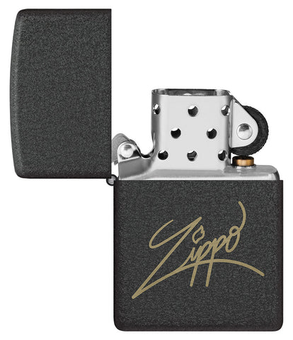 Briquet Zippo vue de face ouvert et fait de métal, avec une illustration en couleur qui montre la signature de votre marque préférée "Zippo" est gravée au laser dans une luxueuse nuance laiton.