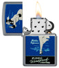 Briquet Zippo vue de face  ouvert et allumé et fait de métal, avec une illustration en couleur qui montre Windy, notre modèle publicitaire préféré en bleu.