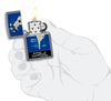 Briquet Zippo vue de face en main stylisée ouvert et allumé et fait de métal, avec une illustration en couleur qui montre Windy, notre modèle publicitaire préféré en bleu.