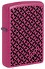 Briquet Zippo ¾ angle vue de côté et fait de métal en couleur rose et noir avec une illustration en couleur qui montre le logo Zippo est caché parmi les lettres Z