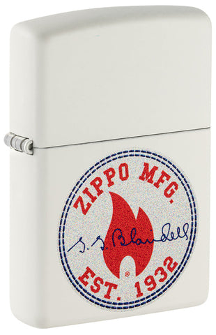 Briquet Zippo ¾ angle vue de côté White Matte et fait de métal, avec une illustration en couleur qui montre  le logo de Zippo, tout en rouge et bleu.