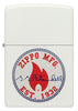 Briquet Zippo  vue de face White Matte et fait de métal, avec une illustration en couleur qui montre le logo de Zippo, tout en rouge et bleu.