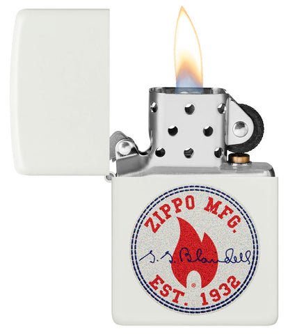 Briquet Zippo vue de face ouvert et allumé White Matte et fait de métal, avec une illustration en couleur qui montre le logo de Zippo, tout en rouge et bleu.
