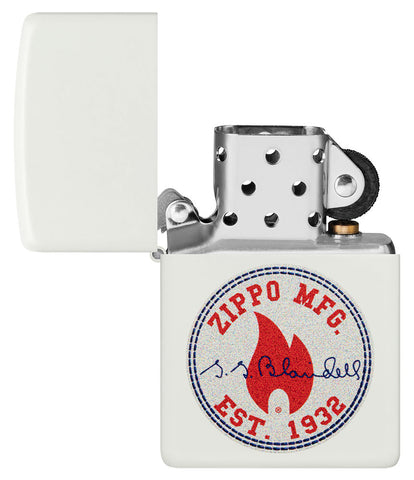 Briquet Zippo vue de face  ouvert  White Matte et fait de métal, avec une illustration en couleur qui montre le logo de Zippo, tout en rouge et bleu.