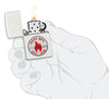 Briquet Zippo vue de face  en main stylisée ouvert et allumé White Matte et fait de métal, avec une illustration en couleur qui montre le logo de Zippo, tout en rouge et bleu.