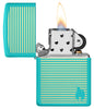 Briquet Zippo vue de face ouvert et allumé et fait de métal, avec une illustration en couleur qui montre luxueuses rayures laiton qui entourent l’iconique flamme Zippo.