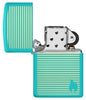 Briquet Zippo vue de face ouvert  et fait de métal, avec une illustration en couleur qui montre luxueuses rayures laiton qui entourent l’iconique flamme Zippo.