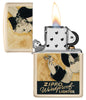 Briquet Zippo vue de face  ouvert et allumé et fait de métal, avec une illustration en couleur qui montre Windy, au look vintage . Le modèle glamour de la publicité "Ventilator-Test", dans un style qui convient parfaitement à un briquet Flat Sand.