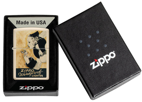Briquet Zippo vue de face dans le coffret cadeau et fait de métal, avec une illustration en couleur qui montre Windy, au look vintage . Le modèle glamour de la publicité 