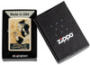 Briquet Zippo vue de face dans le coffret cadeau et fait de métal, avec une illustration en couleur qui montre Windy, au look vintage . Le modèle glamour de la publicité "Ventilator-Test", dans un style qui convient parfaitement à un briquet Flat Sand.