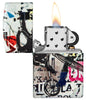 Briquet Zippo 540° vue de face ouvert et allumé  et fait de métal, avec une illustration en couleur inspiré de l'art de la rue, qui montre un cycliste téméraire au-dessus d'un collage d'autocollants et de tracts.