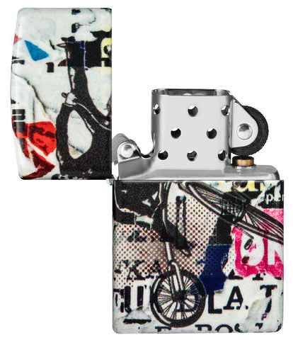 Briquet Zippo 540° vue de face ouvert et fait de métal, avec une illustration en couleur inspiré de l'art de la rue, qui montre un cycliste téméraire au-dessus d'un collage d'autocollants et de tracts.