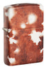 Briquet Zippo ¾ angle 540° vue de face et fait de métal, avec une illustration en couleur qui montre  l'imprimé classique en peau de vache