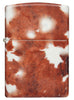 Briquet Zippo 540° vue de face et fait de métal, avec une illustration en couleur qui montre l'imprimé classique en peau de vache