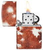 Briquet Zippo 540° vue de face ouvert et allumé  et fait de métal, avec une illustration en couleur qui montre l'imprimé classique en peau de vache