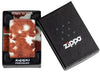 Briquet Zippo 540° vue de face dans le coffret cadeau et fait de métal, avec une illustration en couleur qui montre l'imprimé tigre classique