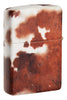 Briquet Zippo ¾ angle 540° vue de l'arrière et fait de métal, avec une illustration en couleur qui montre l'imprimé classique en peau de vache