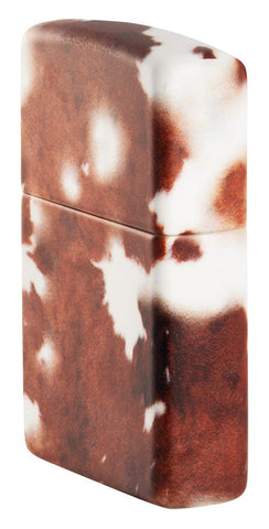 Briquet Zippo ¾ angle 540° vue de côté et fait de métal, avec une illustration en couleur qui montre l'imprimé classique en peau de vache