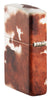 Briquet Zippo ¾ angle 540° vue de côté vers l'arrière et fait de métal, avec une illustration en couleur qui montre l'imprimé classique en peau de vache