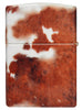 Briquet Zippo  540° vue de l'arrière et fait de métal, avec une illustration en couleur qui montre l'imprimé classique en peau de vache