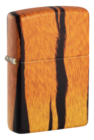 Briquet Zippo ¾ angle 540° vue de face et fait de métal, avec une illustration en couleur  qui montre l'imprimé tigre classique