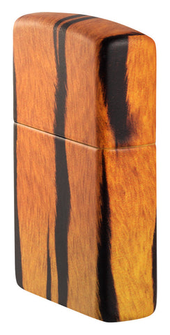 Briquet Zippo ¾ angle 540° vue de côté et fait de métal, avec une illustration en couleur qui montre l'imprimé tigre classique