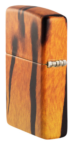 Briquet Zippo ¾ angle 540° vue de côté vers  l'arrière et fait de métal, avec une illustration en couleur qui montre l'imprimé tigre classique