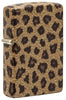 Briquet Zippo ¾ angle 540° vue de face et fait de métal, avec une illustration en couleur qui montre l'imprimé léopard classique