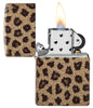 Briquet Zippo 540° vue de face ouvert et allumé   et fait de métal, avec une illustration en couleur qui montre l'imprimé léopard classique