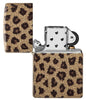 Briquet Zippo 540° vue de face ouvert et fait de métal, avec une illustration en couleur qui montre l'imprimé léopard classique