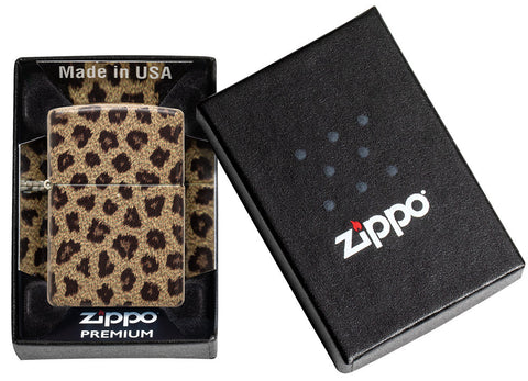 Briquet Zippo 540° vue de face dans le coffret cadeau et fait de métal, avec une illustration en couleur qui montre l'imprimé léopard classique