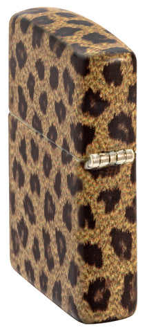Briquet Zippo ¾ angle 540° vue de côté vers  l'arrière et fait de métal, avec une illustration en couleur qui montre l'imprimé léopard classique