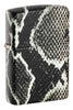 Briquet Zippo ¾ angle 540° vue de face en couleur blanc et noir et fait de métal, avec une illustration en couleur white matte qui montre l'imprimé classique en peau de serpent