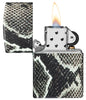 Briquet Zippo 540° vue de face ouvert et allumé  en couleur blanc et noir et fait de métal, avec une illustration en couleur white matte qui montre l'imprimé classique en peau de serpent