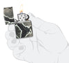 Briquet Zippo 540° vue de face ouvert et allumé en main stylisée en couleur blanc et noir et fait de métal, avec une illustration en couleur white matte qui montre l'imprimé classique en peau de serpent