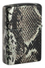 Briquet Zippo ¾ angle 540° vue de l'arrière   en couleur blanc et noir et fait de métal, avec une illustration en couleur white matte qui montre l'imprimé classique en peau de serpent
