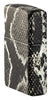 Briquet Zippo ¾ angle 540° vue de côté en couleur blanc et noir et fait de métal, avec une illustration en couleur white matte qui montre l'imprimé classique en peau de serpent
