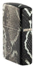 Briquet Zippo ¾ angle 540° vue de côté  vers l'arrière en couleur blanc et noir et fait de métal, avec une illustration en couleur white matte qui montre l'imprimé classique en peau de serpent