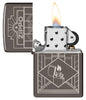 Briquet Zippo vue de face gravure laser ouvert et allumé et fait de métal, avec une illustration en couleur qui montre le logo Zippo sur un dessin de style Art déco