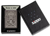 Briquet Zippo vue de face gravure laser dans le coffret cadeau et fait de métal, avec une illustration en couleur qui montre le logo Zippo sur un dessin de style Art déco
